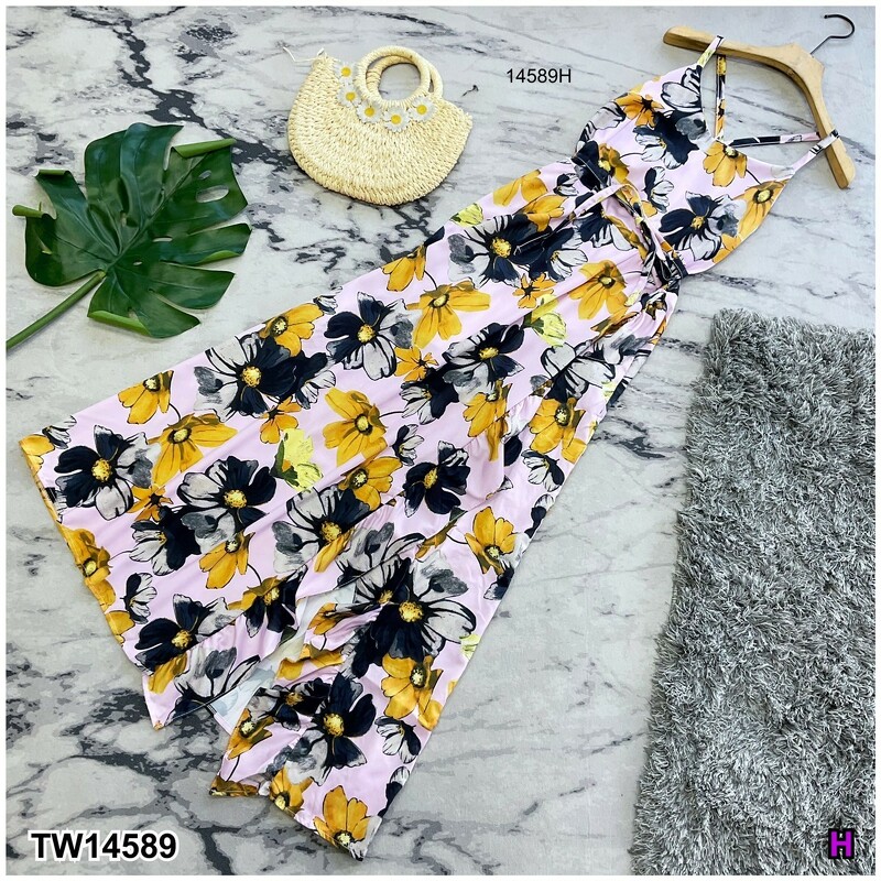 kudapy เดรสยาวสีครีม ชมพู ดำ ม่วง สายเดี่ยวไขว้สายด้านหลัง แต่งผ้าระบายและผ่าด้านข้าง มีซิปซ่อนด้านข้าง มีโบว์เส้นเล็กผูกเอวปรับระดับได้ งานผ้าไหมอิตาลี