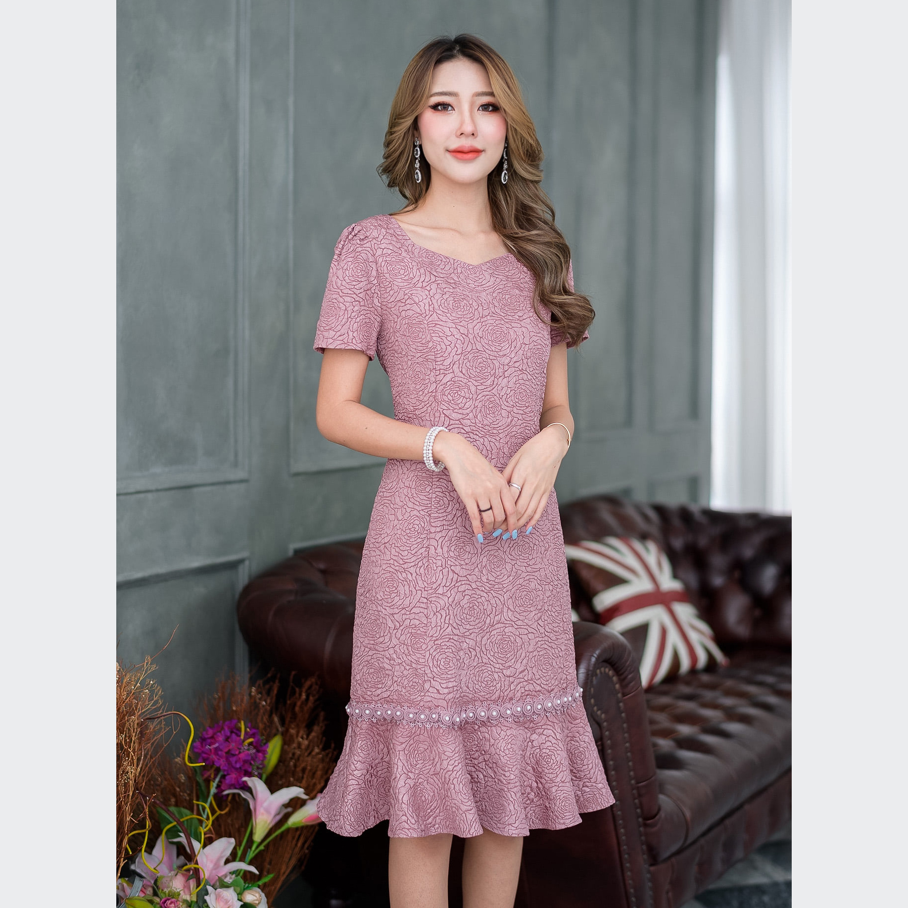 kudapy เดรสสั้นลูกไม้ทอลายนูนสีชมพูกลีบบัว ,สีเทาฟ้า ทรงขายดี ทรงใส่ง่าย ของทางร้านค่ะ มีดีเทลแต่งด้วยลูกไม้ลายกุหลาบลายสวยมากๆค่ะ