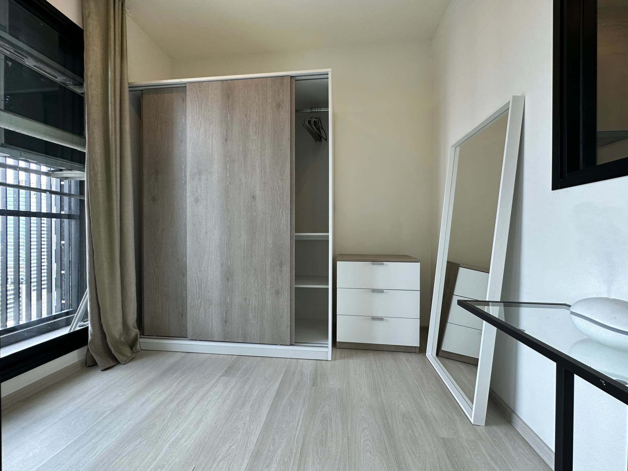 ติดทางขึ้น MRT เพชรบุรี แบบ 1 bedroom plus Life Asoke (ไลฟ์ อโศก) ให้เช่าตกแต่งครบมีเครื่องซักผ้า