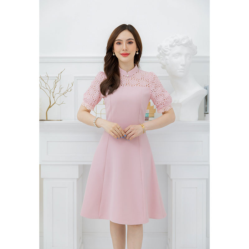 kudapy เดรสสั้นสีชมพู/สีเขียวมิ้น ผ้าพื้นไหล่ลูกไม้ ดีเทลสวยช่วงคอเป็นคอปีนแต่งกระดุมมุกสวยหรู แขนพอง