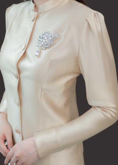 ชุดไทยจิตรลดาสีทอง เซ็ท 2 ชิ้น เสื้อผ้าไหมกระดุมหน้า + พร้อมกระโปรงทรงสอบ