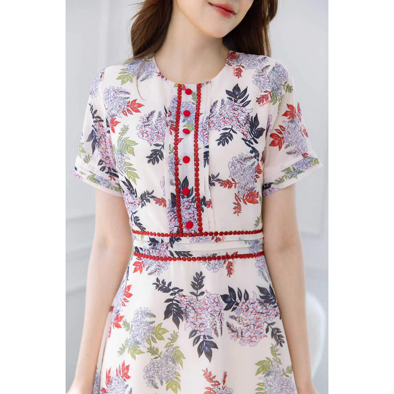 kudapy เดรสชีฟองลายดอก แพทเทิร์นคลาสสิค แต่มีดีเทลสวยละเอียดมาก ดีเทลงานเย็บเป็นเกล็ดขอบแขน ขอบเอว