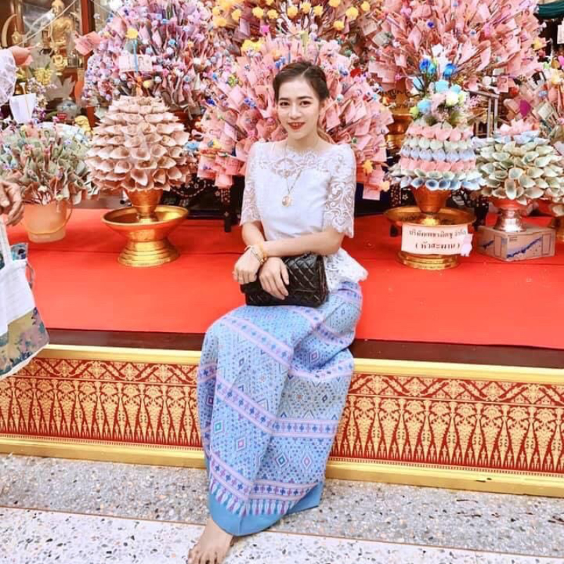 kudapy ชุดไปงานที่คุณแต้วใส่ เซตเสื้อลูกไม้สีขาว+กระโปรงผ้าไหมลายไทยสีขาว เสื้อทรงเปิดไหล่แบบเซ็กซี่นิดๆ งานสวยมากค่ะรุ่นนี้