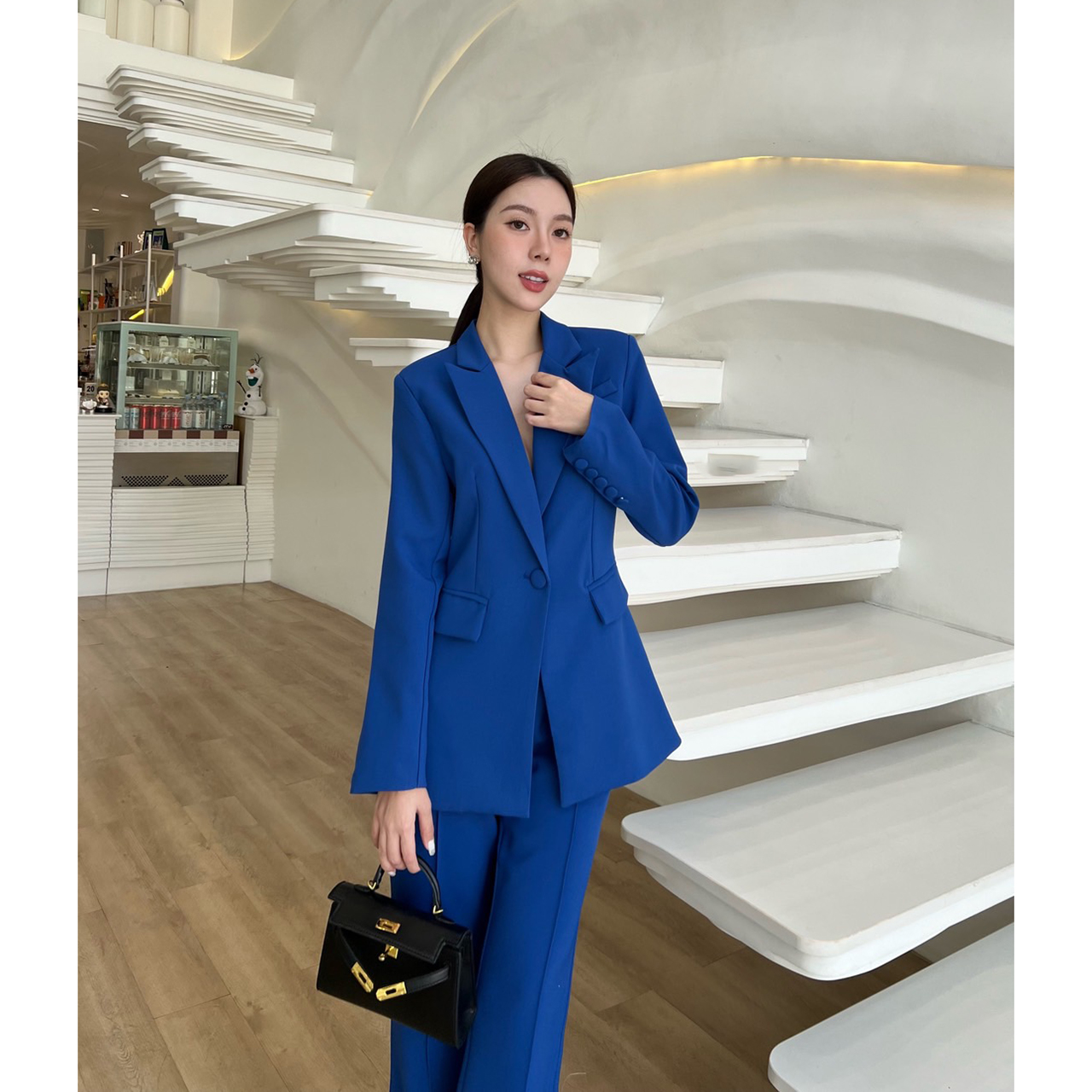 kudapy setsuit เสื้อ+กางเกง ตัวเสื้อออกแบบให้มีกระดุมปั้มผ้าเดียวกับสูท 1 เม็ดติดได้จริง กระเป๋าจริง มีซับในทั้งตัว