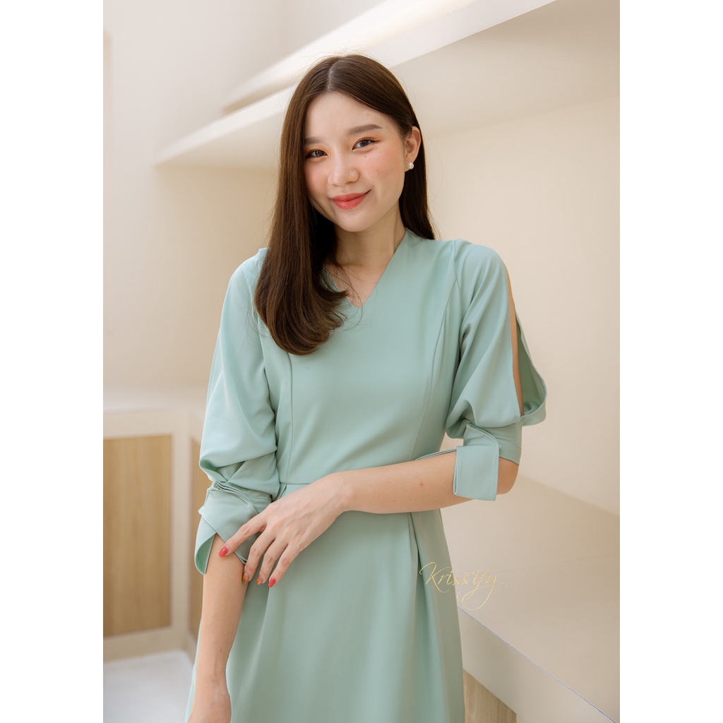 kudapy เดรสสั้นคอวีสีฟ้า ดีเทลแขนผ่า แขนแต่งโบว์ปลายแขน กระโปรงทรง skater ซิปหลัง ซับในทั้งตัว ผ้าดีสุดๆ