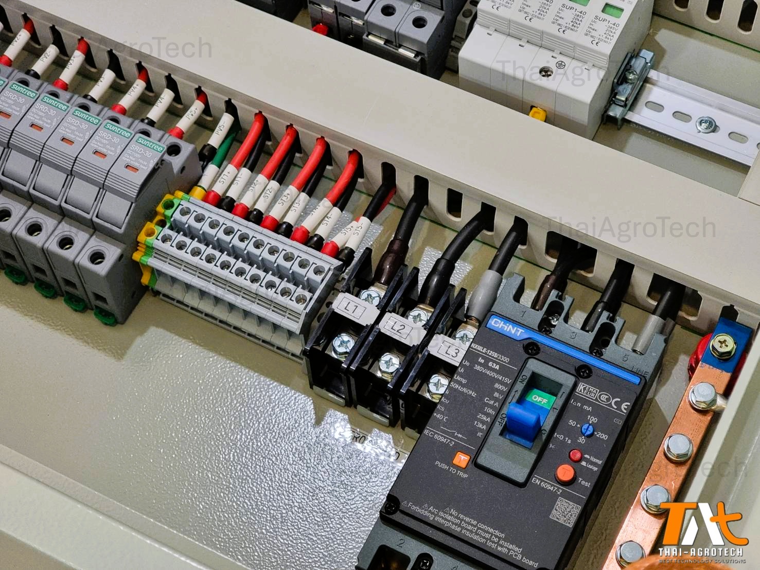 ตู้คอมบายเนอร์ใช้กับงานติดตั้งระบบโซล่าเซลล์ 1000V ดีซี 5 สตริง 20-50กิโลวัตต์ 3เฟส พร้อมเบรคเกอร์กันไฟดูด RCBO AC-DC Combiner Box RCBO 5String 3Ph