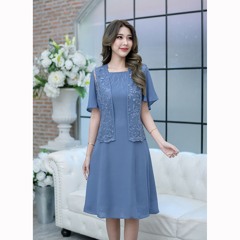 kudapy เดรสสั้นสีชมพู/สีฟ้าคราม 2 ชิ้น ด้านในเป็นเดรสแขนกุด ตกแต่งเพชรช่วงคอเพิ่มความหรูหรา ด้านนอกเป็นผ้าลูกไม้เงาแต่งแขนชิฟฟ่อน