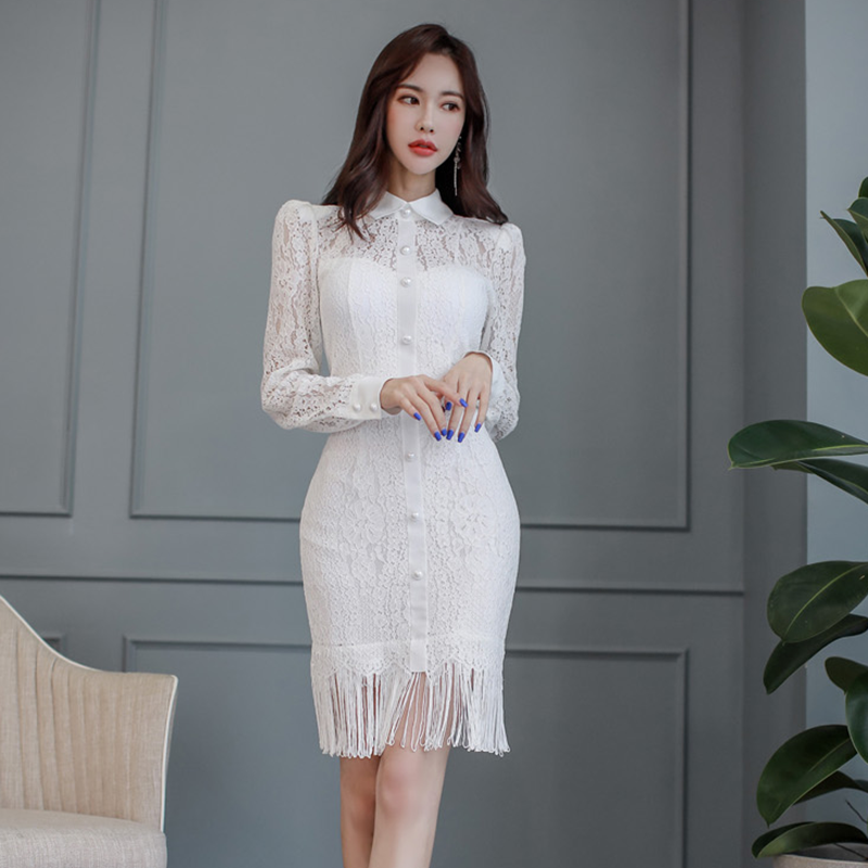 kudapy เดรสสั้นสีขาว ผ้าลูกไม้ แนวซีทรู คอเชิ๊ต แขนยาว ทรงเข้ารูป ริมกระโปรงตกแต่งไหมญี่ปุ่น