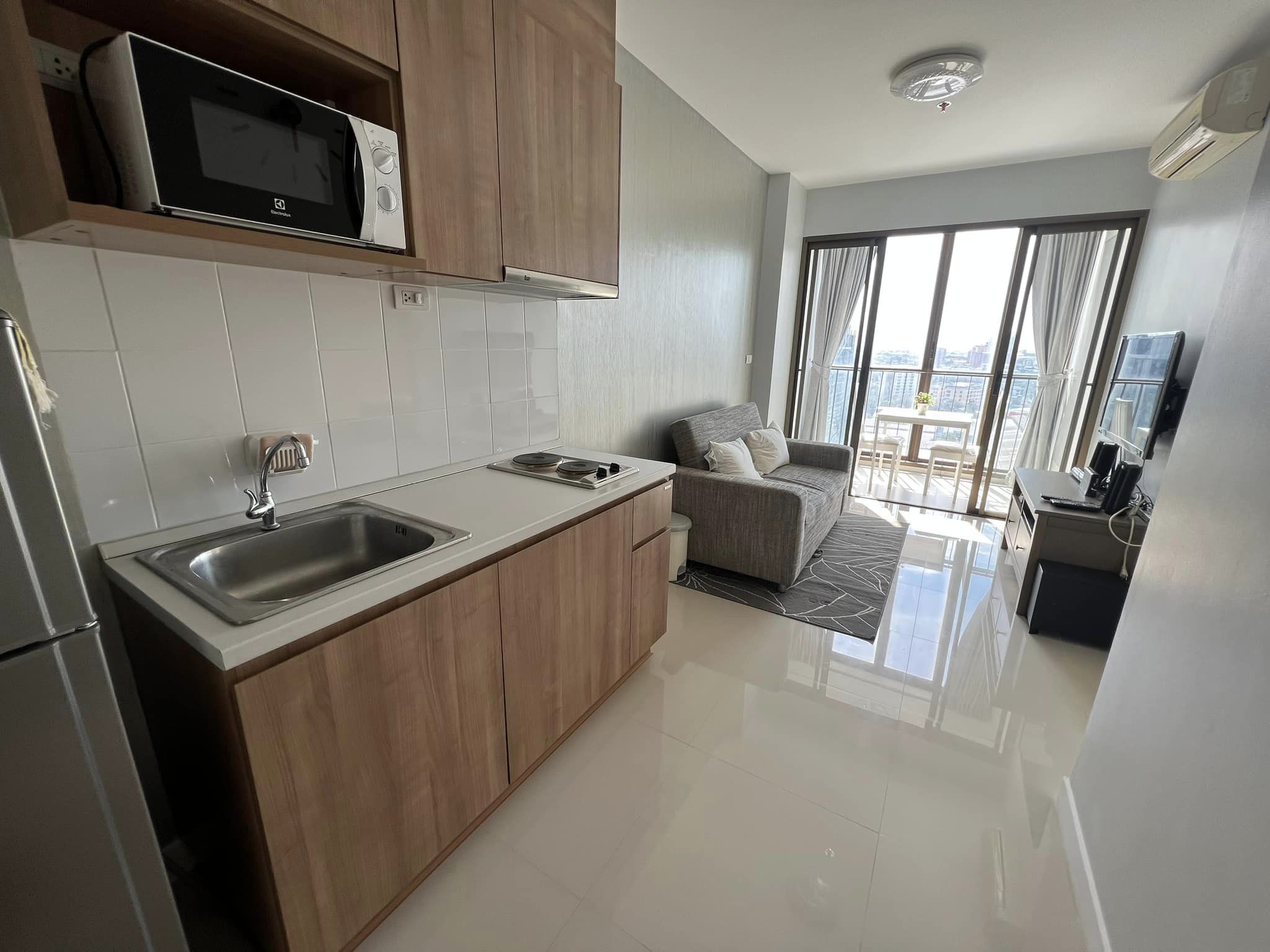 ให้เช่าคอนโด IDEO Mix Sukhumvit 103 (ไอดีโอ มิกซ์ สุขุมวิท 103) - ตกแต่งเฟอร์ครบห้องมุมน่าอยู่ - การเดินทาง: ติด BTS อุดมสุข