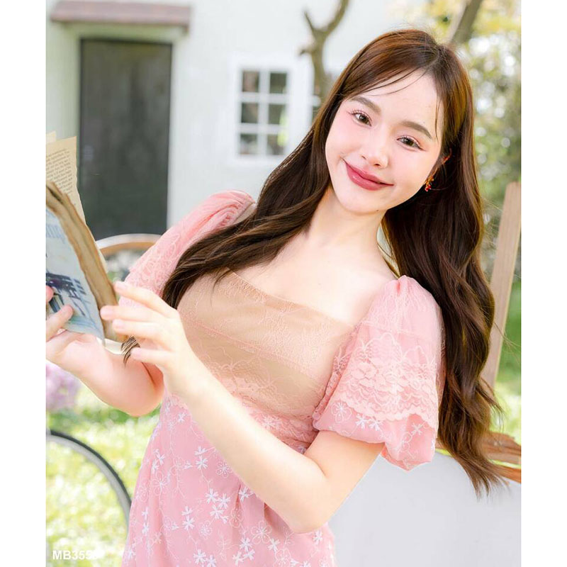 kudapy เดรสสั้นสีขาว สีชมพู ผ้าลายลูกไม้แต่งแขนตุ๊กตา ใส่เที่ยว ออกงานสวยดูดี