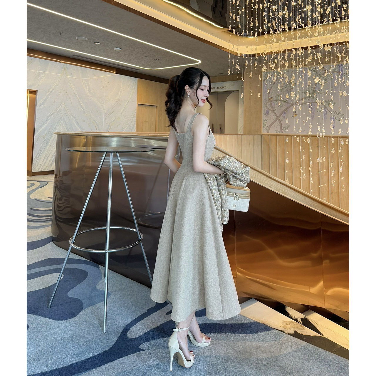 kudapy เดรส+เสื้อครอป+เข็มกลัดดอกไม้ ผ้าพรีเมี่ยมทวิตที่ เดรสเป็นทรงเข้ารูปช่วงเอว มีความพองช่วงล่างน่ารักมาก ซิปซ่อนด้านหลัง มีซับใน