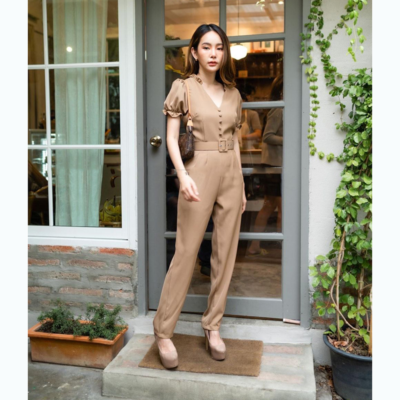 kudapyจั๊มสูทขาสั้นสีดำ/น้ำตาล ทรงเป๊ะมากๆ ค่ะรุ่นนี้ ผ้าเนื้อดีทิ้งตัว แต่งดีเทลคอจีบ ระบายรอบ จั๊มปลายแขน