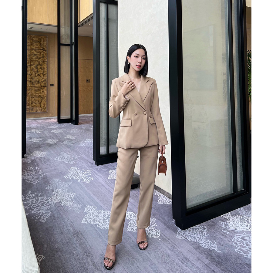 kudapy Set suit สีน้ำตาลเอริธโทน มาพร้อมกับกางเกงทรงกระบอกซิปตะขอหน้า กระเป๋าจริง ใส่ออกมาแล้วดูผอมสูง