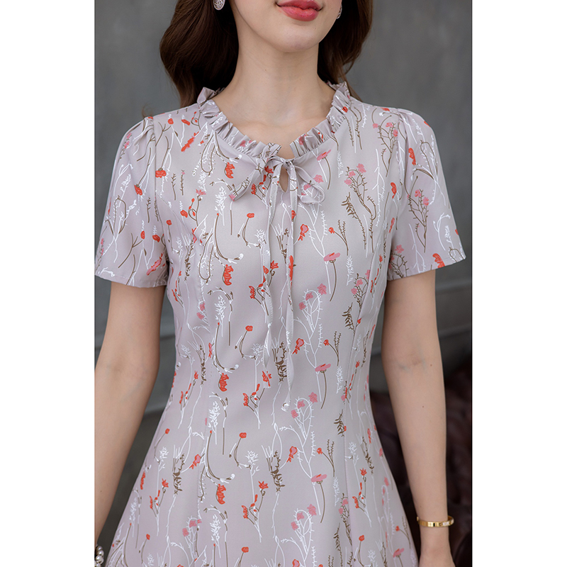 kudapy เดรสสั้นสีครีม/สีกะปิ พิมพ์ลายดอก ทรงสวยใส่ได้ทุกวัน เนื้อสัมผัสผ้าดีมากนุ่มลื่น ดีเทลจับจับช่วงคอผูกโบว์