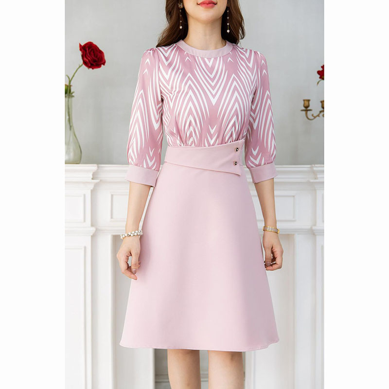 kudapy เดรสสั้นสีชมพู/สีกะปิ ผ้าแจ็คกาด ทรงระบายหางปลา มีดีเทลแต่งกระดุมช่วงอก ช่วงคอเป็นชีฟองจับจีบสวย ใช้ผ้าลูกไม้ช่วงไหล่และแขน