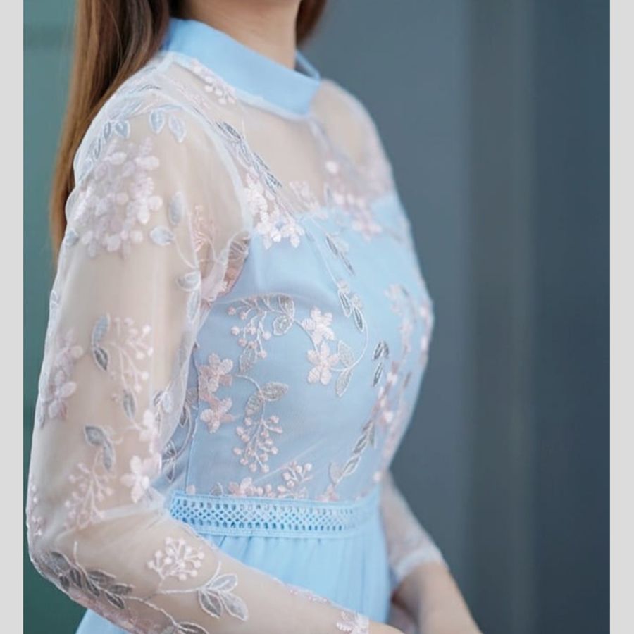 kudapy จั้มสูทขายาวสีฟ้าสดใส ดีเทลด้านบนเป็นมุ้งดอกแขนยาว แอบเซ็กซี่เบาๆ มีกระเป๋าด้านข้างน้า ล้วงกันเท่ๆเก๋ๆ เข้ากันกับจั๊มสุดดด ทรงนี้ขายดี ปังเว่อร์ ชุดก็สีสวยมาก