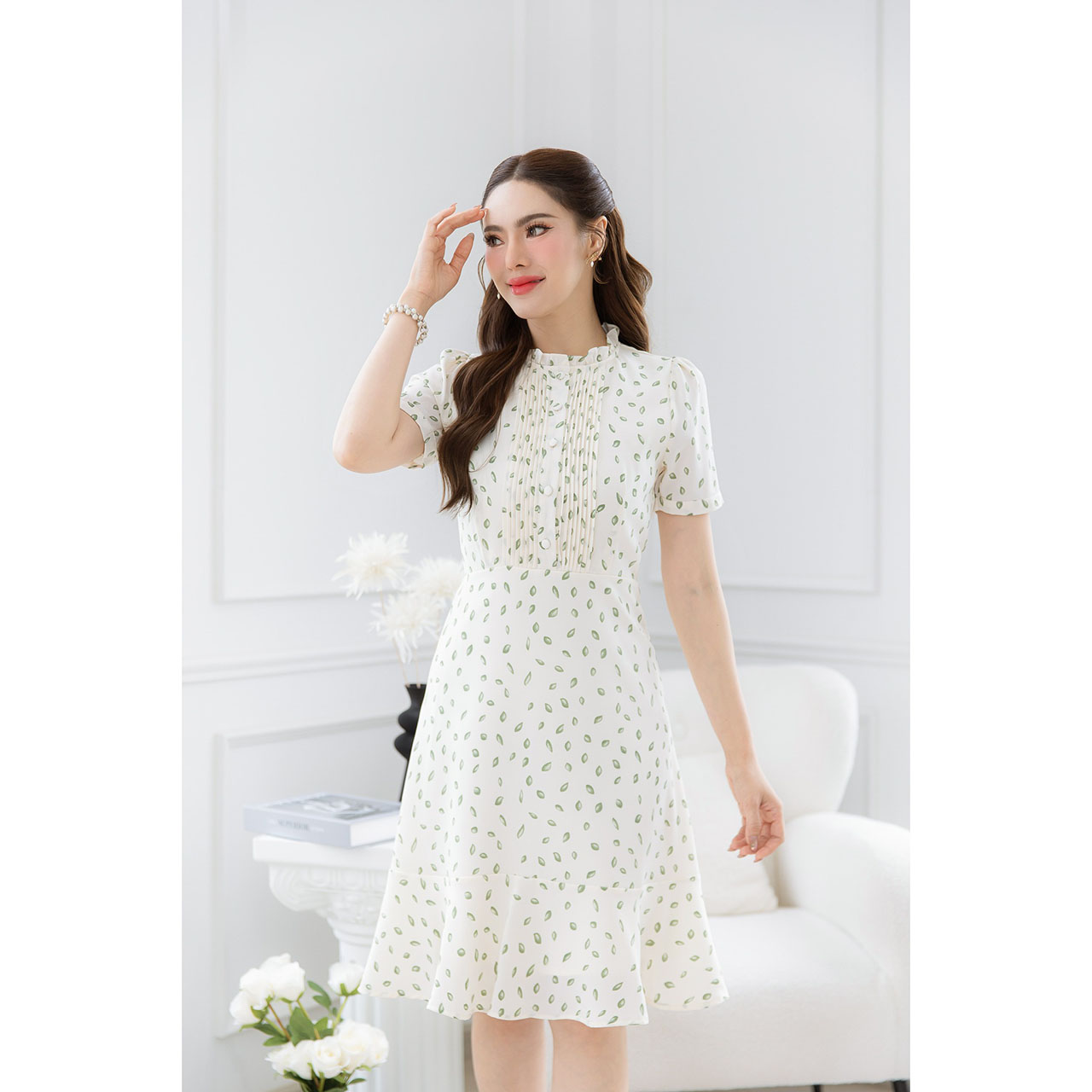 kudapy เดรสลายใบไม้ โทนสีสวยสะอาดตา ช่วงอกเย็บเป็นเกล็ดแนวตั้งระหว่างกระดุม ช่วงคอจับจีบเพิ่มความสวยละมุน