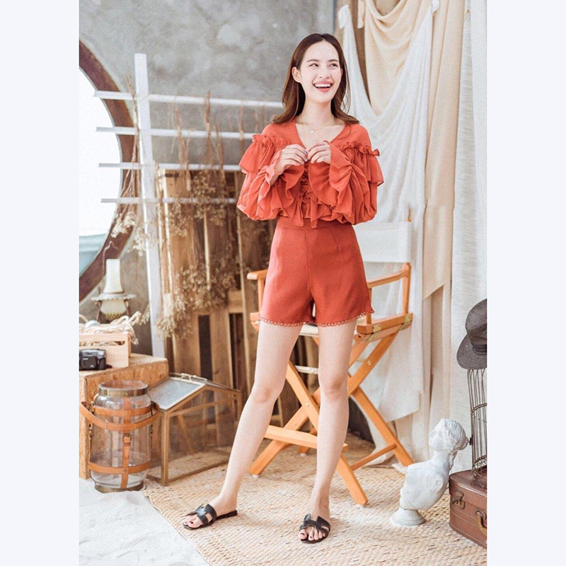 kudapy เซ็ทเสื้อแขนยาวสีส้มอิฐ,เขียว,แดง,เหลือง แต่งระบายด้านหน้า แมชกับเกางเกง