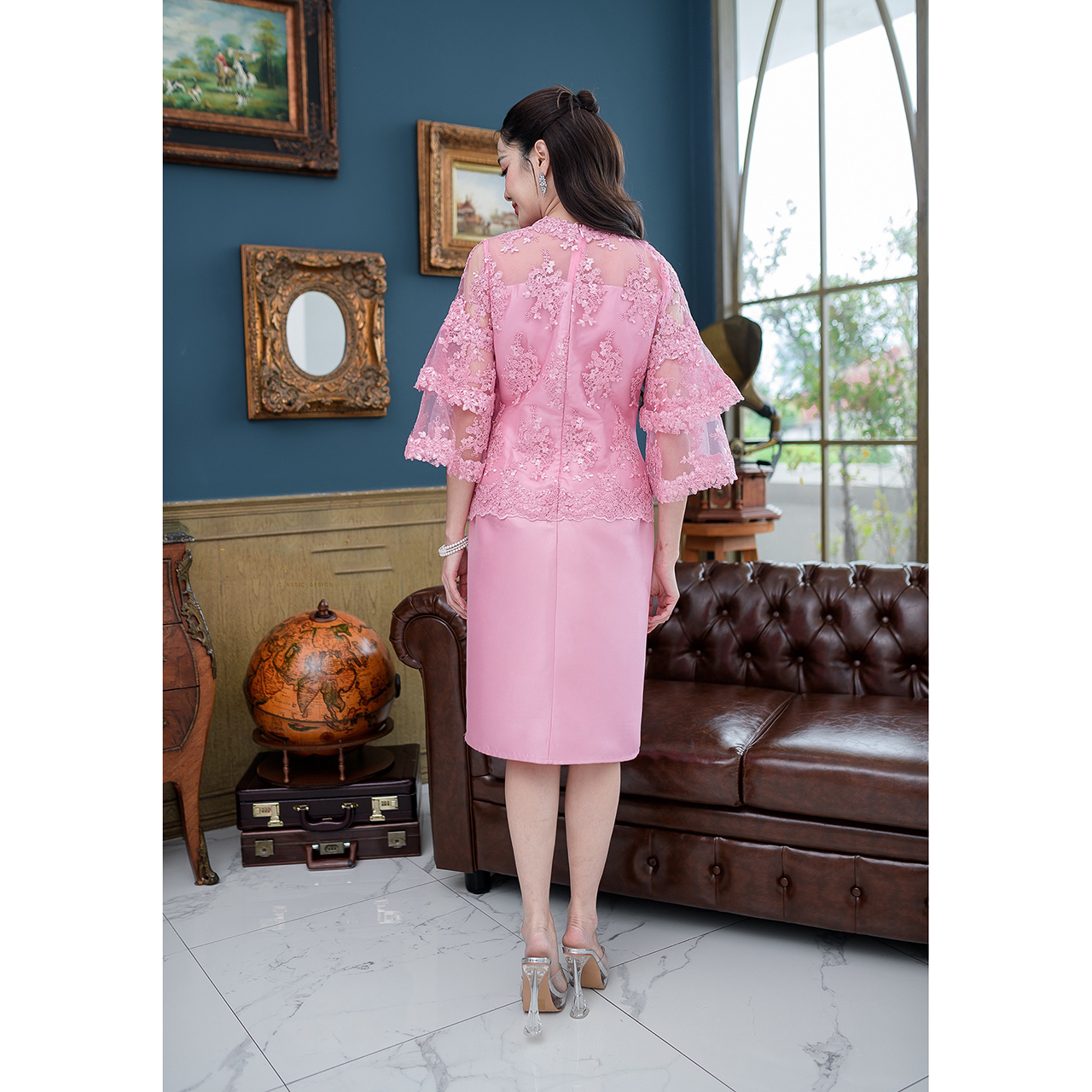 kudapy เดรสสั้นสีเทา/สีชมพู ผ้าไหมลูกไม้ ตัวเสื้อเป็นผ้าลูกไม้คอร์ดฝรั่งเศส ดีไซน์แขนได้สวยหรูหรา