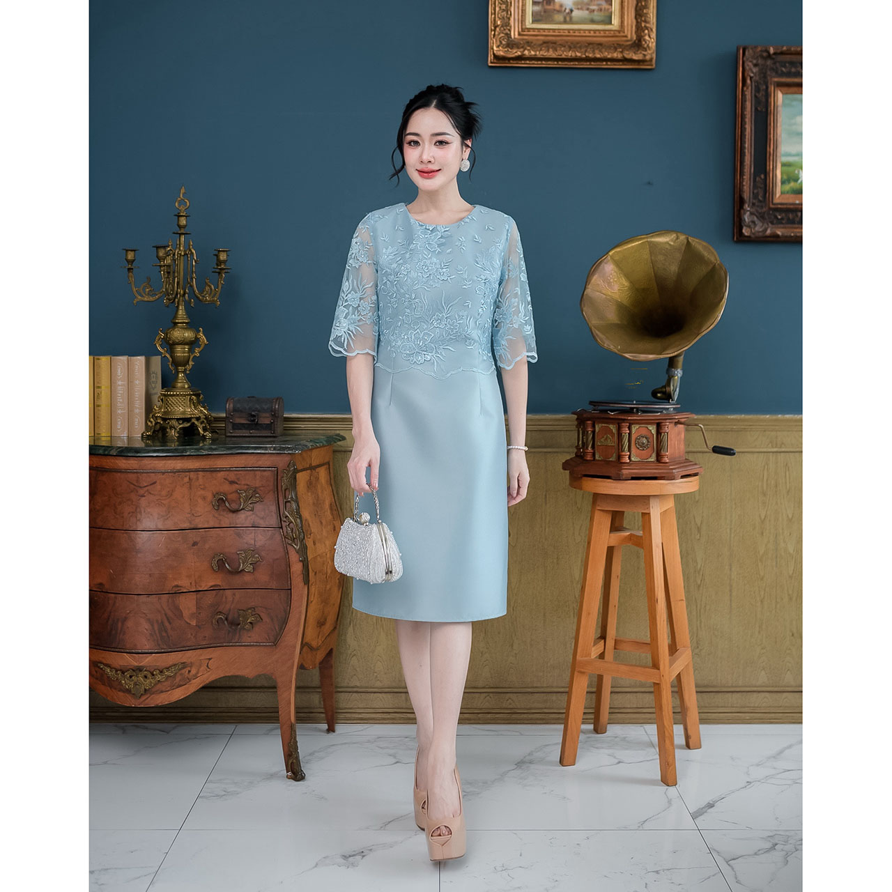 kudapy เดรสสั้น ผ้าไหมช่วงบนดีไซน์เย็บคลุมด้วยลูกไม้ซีทรูปักลายดอกไม้สวยหวาน