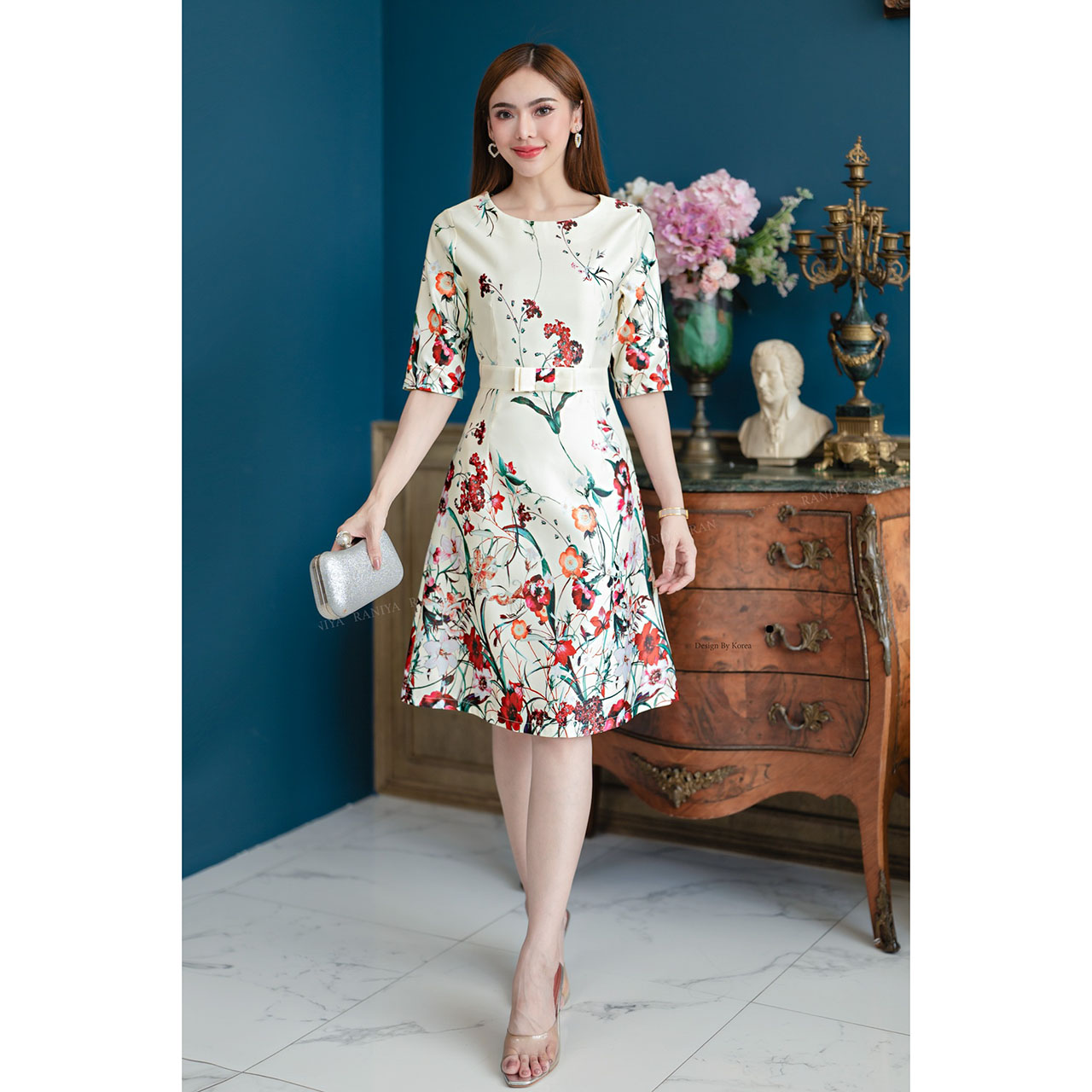 kudapy เดรสสั้นสีครีม/สีฟ้า ผ้าSatin silk งานพิมพ์ลายดอกไม้ แขนสามส่วน แต่งโบว์ที่เอวกระโปรงทรงเอ