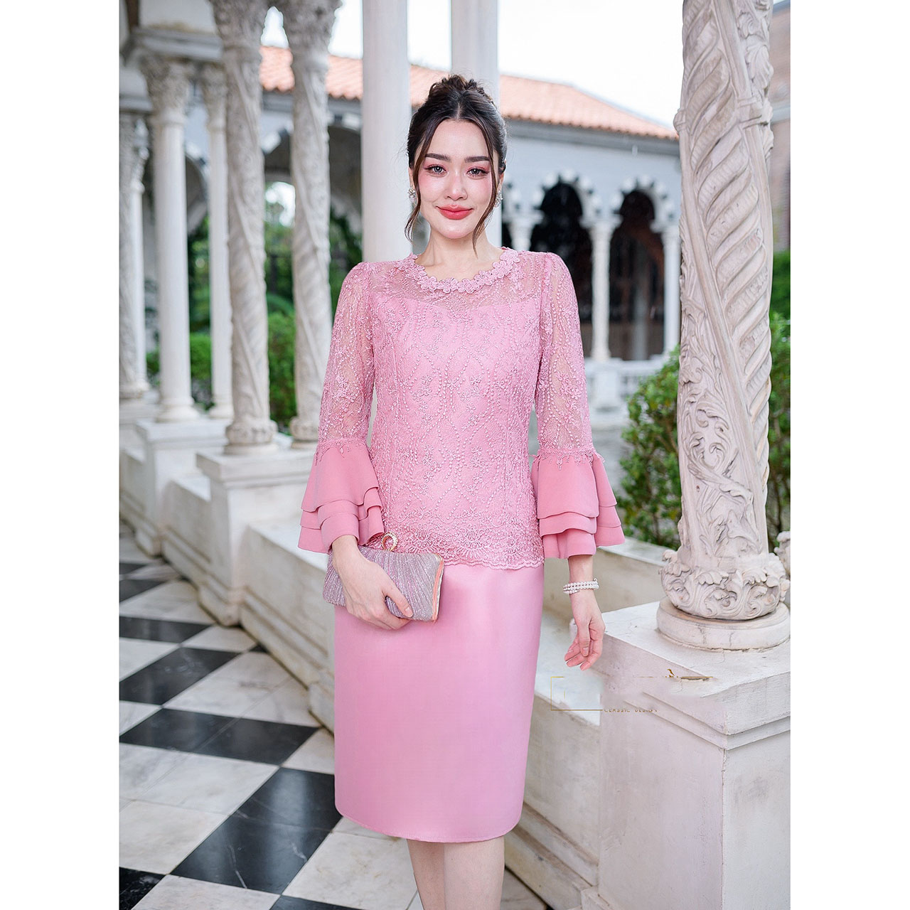 kudapy เดรสผ้าไหม แต่งลูกไม้ ดีไซน์แขนยาวปลายระบายสามชั้น ทางร้านให้ช่างดีไซน์เย็บปลายแขนซ่อนด้าย