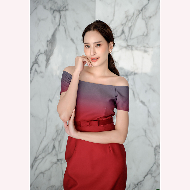 kudapy เดรสสั้นสีแดง สีชมพูนู๊ด และสีน้ำเงินกรมท่า ผ้าไหมอิตาลีไล่สี ทรงเปิดไหล่ แขนสั้น กระโปรงเข้ารูปทรงสอบ มาพร้อมเข็มขัดโบว์