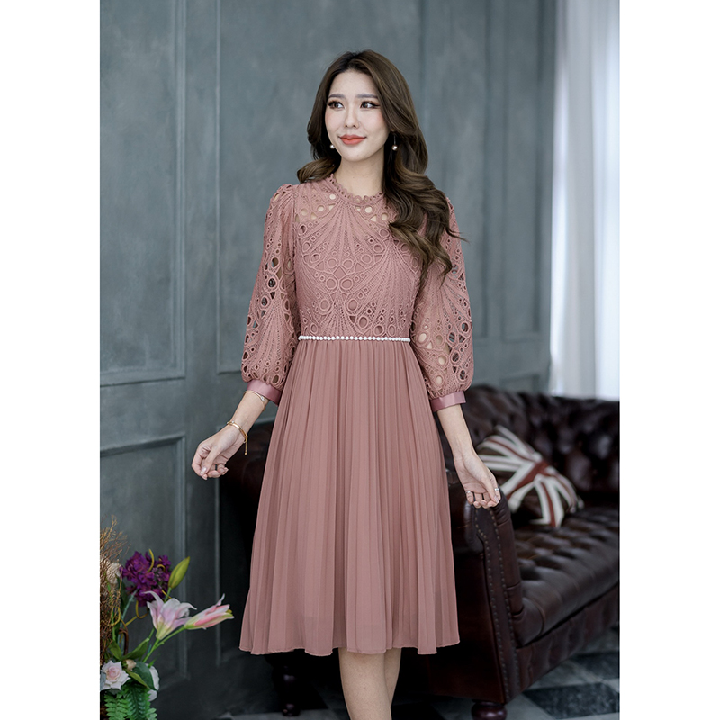 kudapy เดรสสั้นสีน้ำตาล/สีชมพู ดีไซน์แขนยาวจั้มปลายแขน งานแขนพองสวยกำลังดีคะ ช่วงกระโปรงเป็นผ้าชิฟฟ่อนอัดพลีทกระโปรงทรงเอ