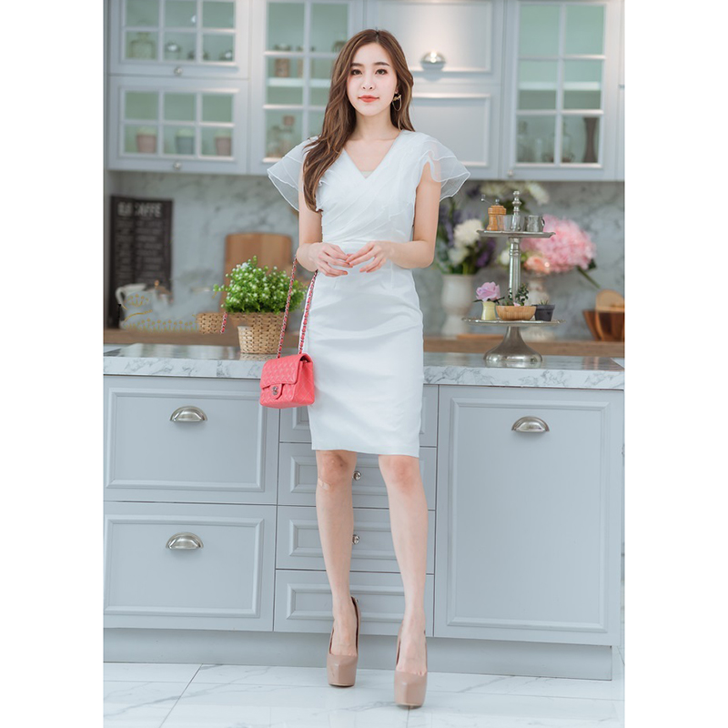 kudapy เดรสสั้นสีครีม/สีน้ำตาล/สีชมพู/สีขาว เข้ารูปคอไขว้ระบายผ้าแก้ว