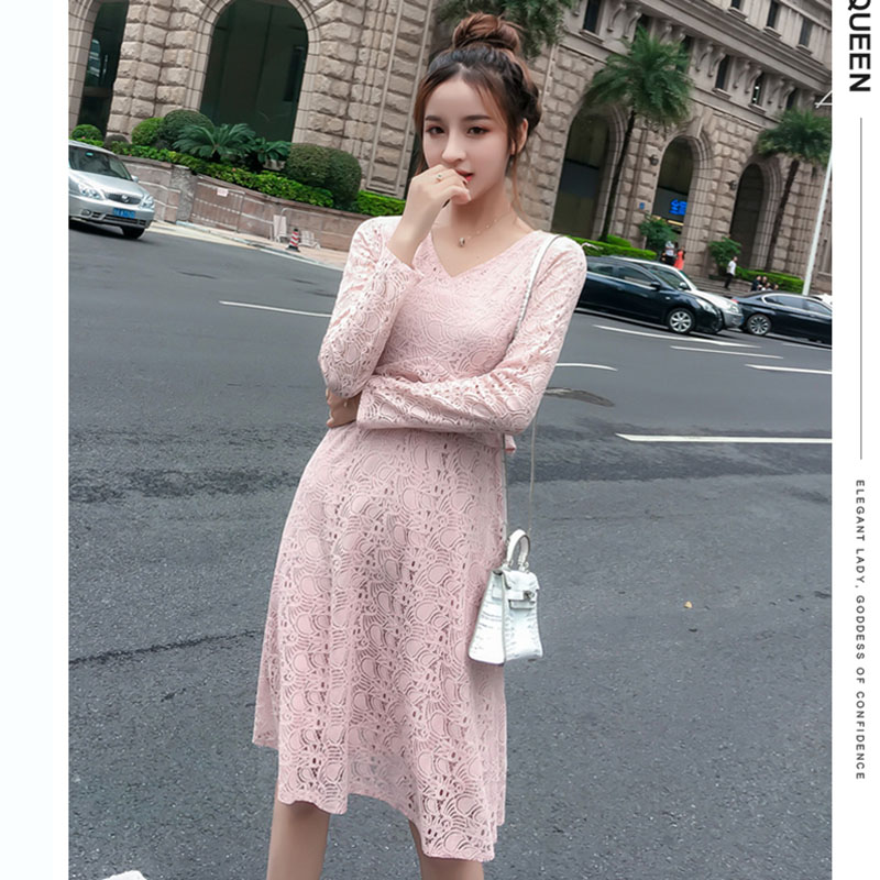 kudapy เดรสสั้นสีชมพูกะปิอ่อน ผ้าลูกไม้ คอวี แขนยาว เอวระบาย กระโปรงทรงเอบาน สวยหวาน