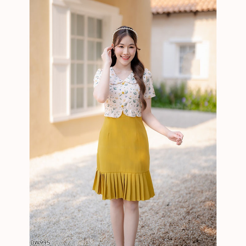 kudapy มินิเดรสสั้นสีเหลือง/สีชมพู/สีกรม เข้ารูป ปลายกระโปรงจีบระบาย คอปกลายดอกแต่งซิปด้านหลัง ทรงสวย