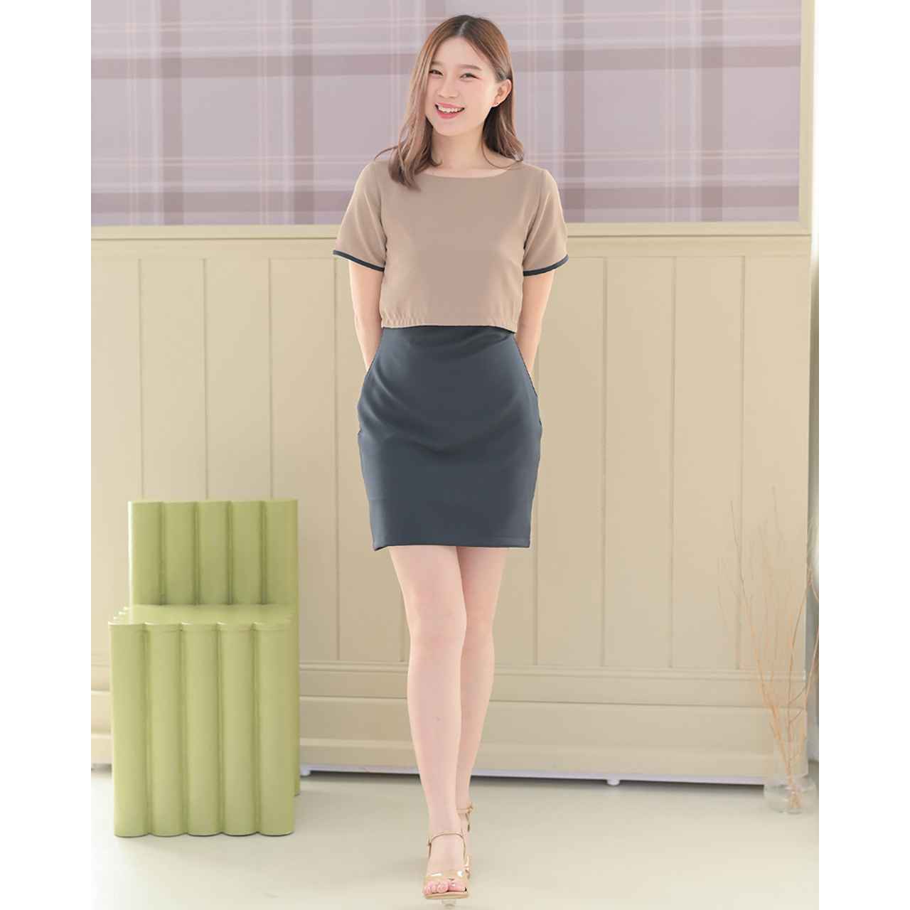 kudapy เดรสสั้นสีน้ำตาลแดง/สีเทาเข้ม/สีดำ/สีครีมเข้ม/สีเบจ ทูโทน ทรงคอปาด ช่วงกระโปรงทรงสอบ ผ่าชายด้านหลังให้เดินสะดวก