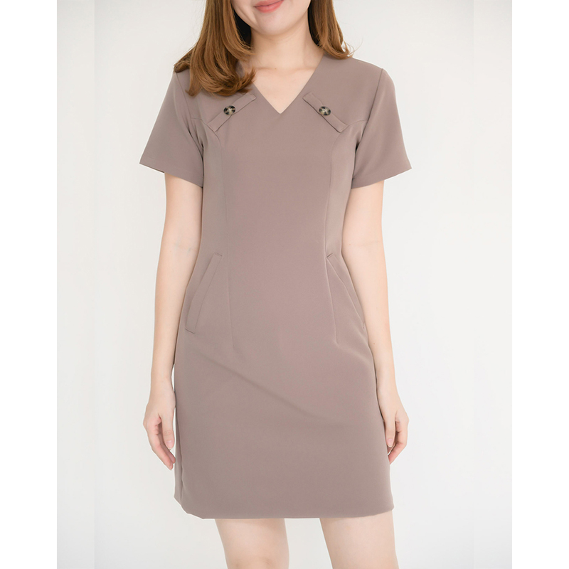 kudapy เดรสสั้นสีเทาฟ้า/สีน้ำตาลเทาหม่น คอวีทรงตรง ดีเทลแต่งกระดุมช่วงคอเก๋ๆ กระเป๋าเจาะสองข้างใส่ของได้จริง ซับในเย็บกลับทั้งตัว