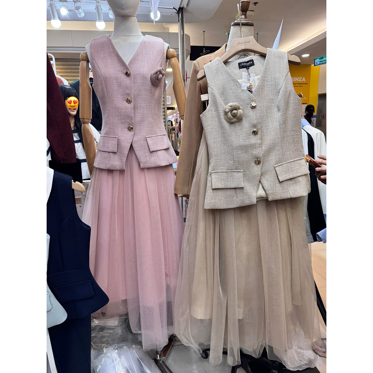 kudapy ชุดเซ็ทเสื้อแขนกุดทรงเข้ารูปแต่งกระดุมจริงสีทอง ตกแต่งกระเป๋าเสื้อให้ดูโดดเด่น(กระเป๋าหลอก)