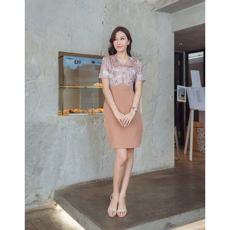 kudapy เดรสสั้นสีชมพู/สีน้ำตาล/สีกรม ผ้าอัดลายกระต่าย แต่งคอปก พร้อมงานซิปหลัง