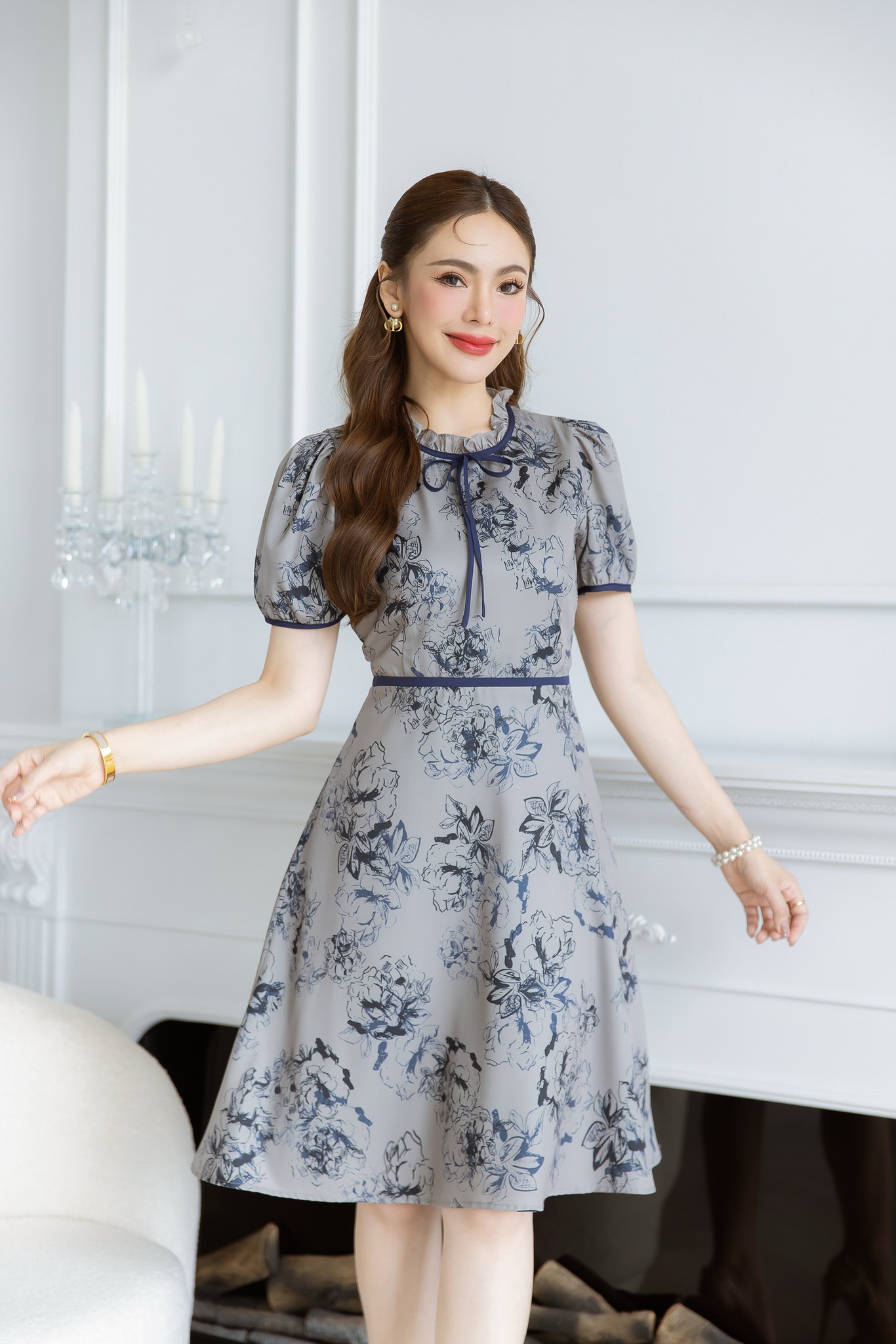 kudapy เดรสสั้นสีดำ/สีเทา ลายดอก ดีเทลจับจีบช่วงคอ ผูกโบว์สวยเก๋ ตัดขอบเอวและแขน สวยเรียบร้อย ลายผ้าพิมพ์ลายเส้นตัดสีพื้น