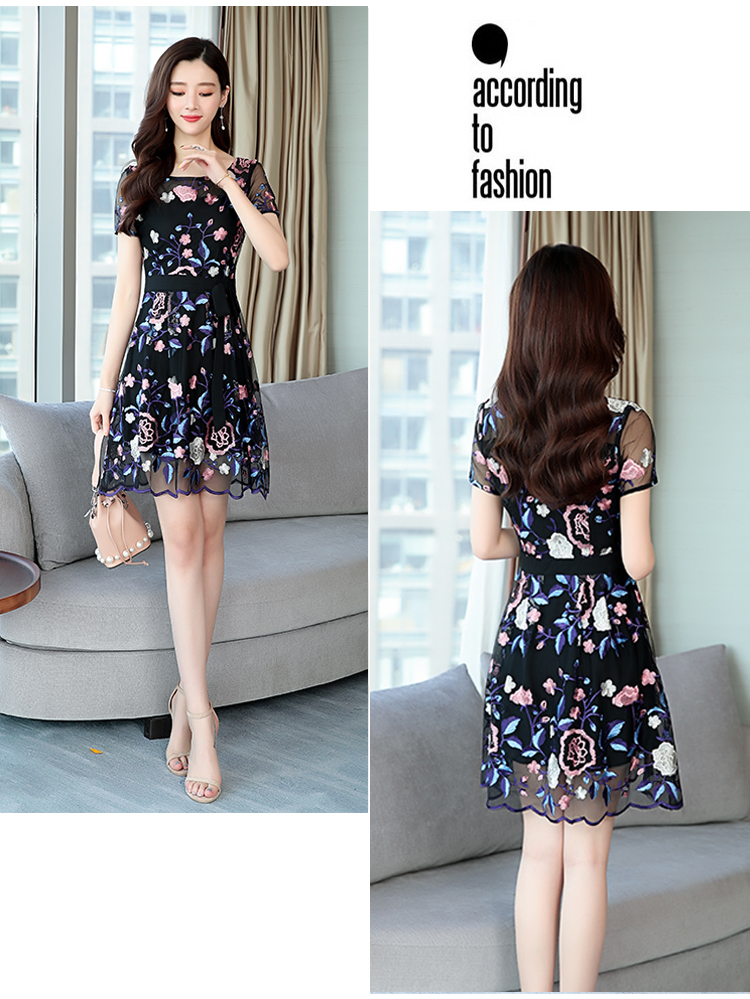 ชุดเดรสผ้าลูกไม้สีดำ ปักลายดอกไม้ โทนสี ชมพู ม่วง และฟ้า คาดเอวด้วยผ้าคอตตอน มีสายที่เอว ในตัว ให้ผูกเป็นโบว์