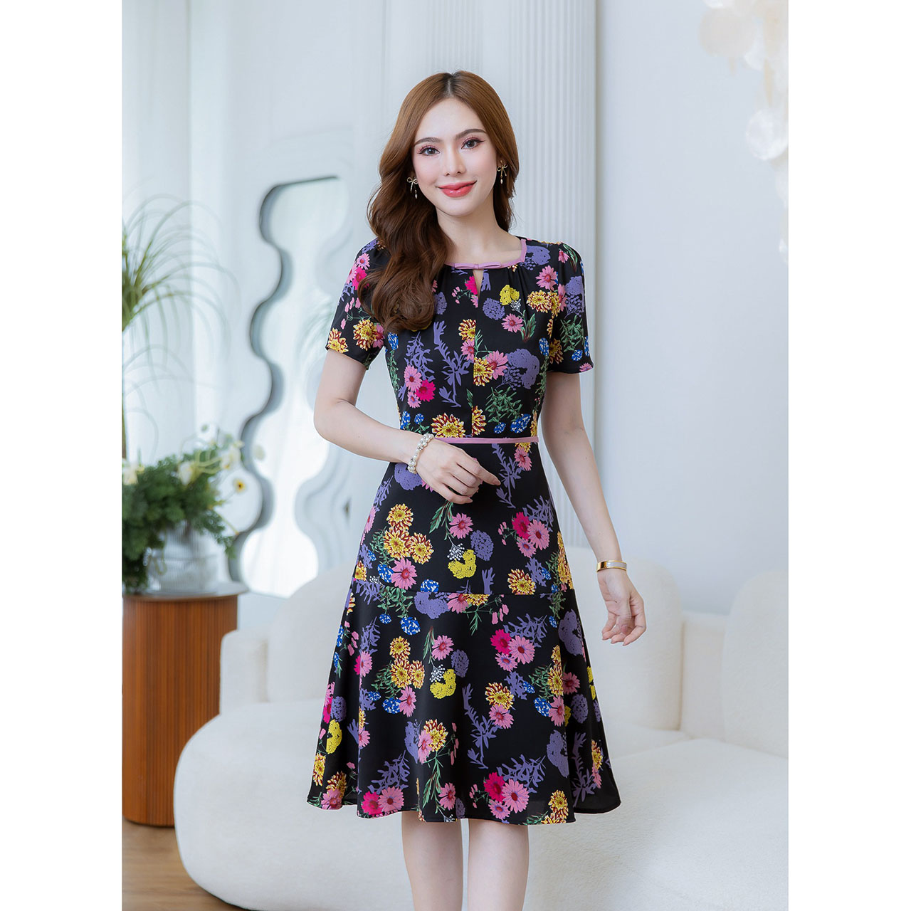 kudapy เดรสสั้นสีขาว/สีดำ ลายดอกคัลเลอร์ฟูล สวยสดใส ดีเทลกุ้นขอบช่วงคอแต่งโบว์ ผ้านิ่ม ใส่สบาย