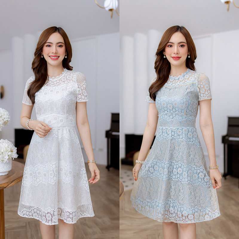 kudapy เดรสสั้นสีโทนขาว/สีโทนฟ้าเทา ลูกไม้ ผ้าลูกไม้สวยมาก เป็นสีทูโทน ทอสลับลาย แพทเทิร์นสวย มีดีเทลแต่งลูกไม้ รอบคอ อก และขอบเอว