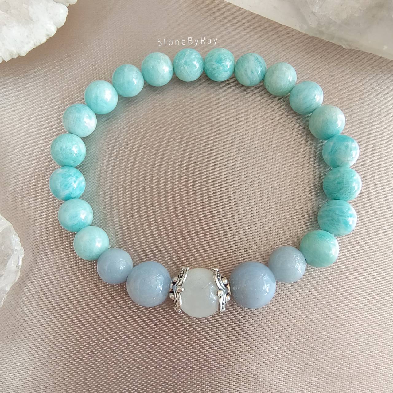 สร้อยข้อมือหินอมาโซไนท์กับแองเจิลไลท์และมูนสโตน