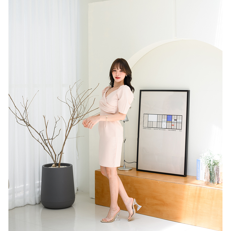 kudapy เดรสสั้นสีสีครีม/สีโอวัลติน คัตติ้งเริ่ดๆ ช่วงอกจับเดรปป้ายกันสวยมาก ตัวนี้ทำมาเป็นแบบมีแขนจับยกไหล่นิดๆ