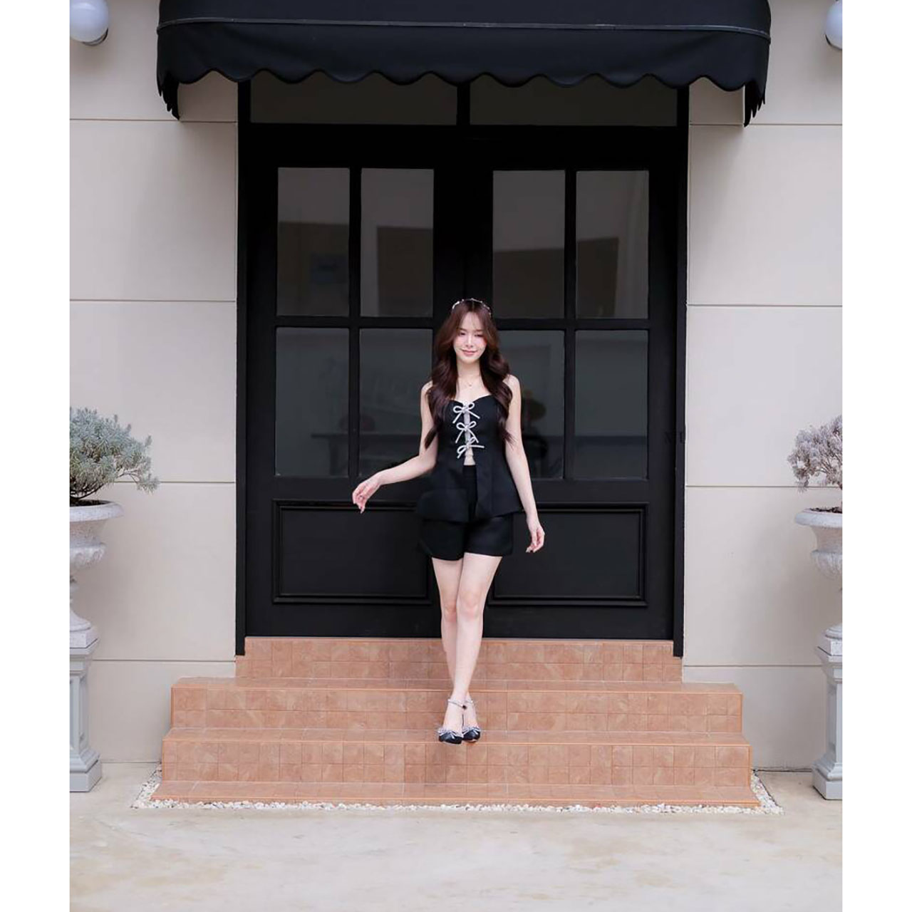 kudapy เซ็ทเสื้อสายเดี่ยวขาสั้นอกโบว์สีดำ เสื้อแขนกุด แต่งเชื้อผุดมัดหน้าอกสวยดูดี