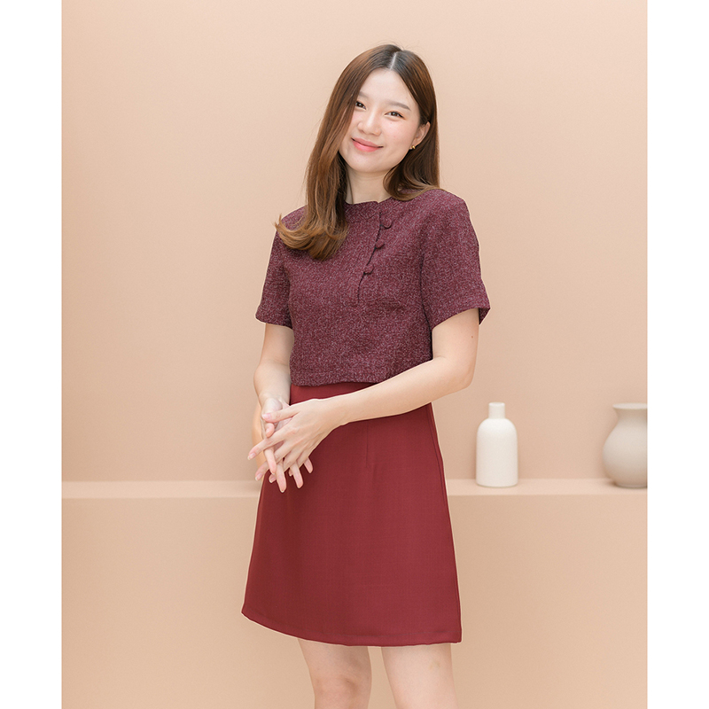 kudapy เดรสสั้นสีแดงเข้ม/สีม่วงลาเวนเดอร์ ทรงเอ ซิปหลังใส่ง่าย ตัวเสื้อผ้าชาแนล คอจีนติดกระดุมปั๊มสามารถแกะได้จริง ดีไซน์เย็บแยกชิ้นออกจากกระโปรง ดูภายนอกเหมือนใส่แยกชิ้นเก๋ๆ