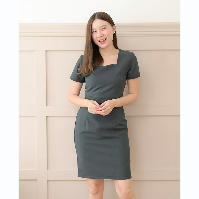 kudapy เดรสสั้นคอหัวใจแขนสั้นสีเทาเข้ม/สีแดงเข้ม/สีดำ เข้ารูปเอว ทรงสวยเป๊ะมาก เนื้อผ้าหนามีน้ำหนัก ซับในทั้งตัว ใส่ได้ตลอด