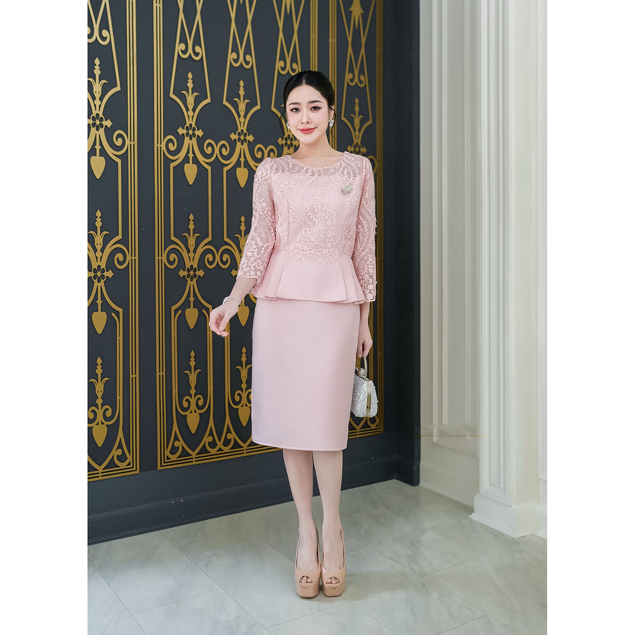 kudapy เดรสสั้นสีชมพูโอรส ผ้าไหม ดีไซน์ด้านบนเป็นลูกไม้ แขนห้าส่วนยาวกำลังดี ช่วงเอวแต่งทวิสระบาย ตกแต่งลูกไม้ด้านหน้าช่วงเอว