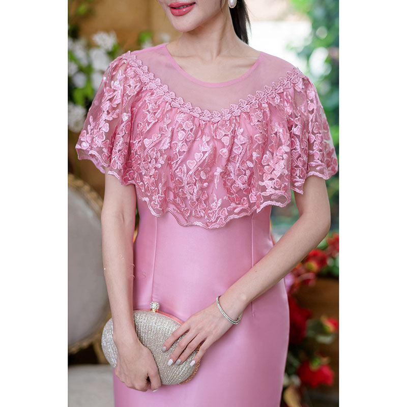 kudapy เดรสสั้นสีชมพู/สีน้ำตาลทอง ผ้าไหมคลุมไหล่เป็นผ้าปักหัวใจปักด้วยเลื่อมโทนสีเดียวกับชุดทำให้ดูวิ้งสวยเบาๆ