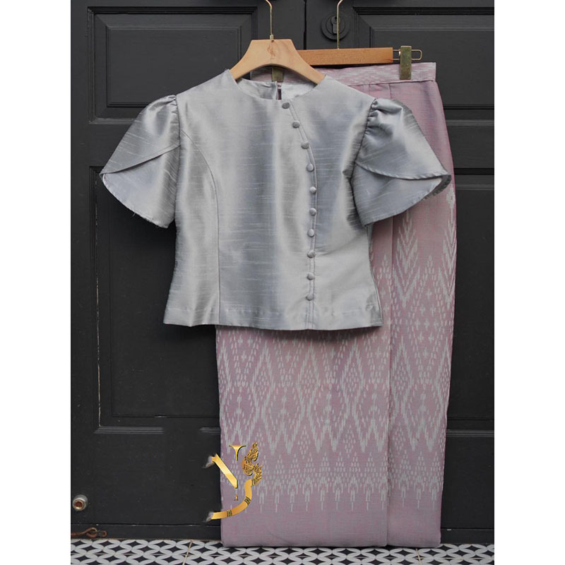 kudapy ชุดเซ็ทเสื้อ+ผ้าถุงสีม่วง/สีขาว/สีเทา เสื้อผ้าไหม4 เส้นอัดกาวสีเดียวกับเสื้อ งานสอยชาย แต่งกระดุมหน้าสวยดูดี ใส่ออกงานบวกงานแต่ง ชุดคุณแม่