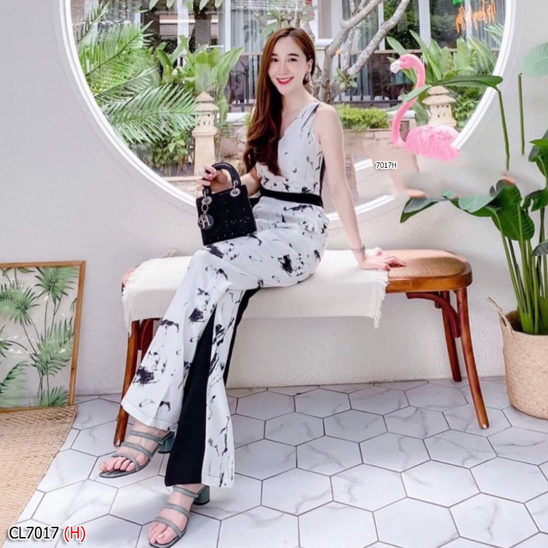 kudapy จั๊มสูทขายาวสีดำ ทรงไขว้ป้ายอก ทรงแขนกุด เนื้อผ้าอิตาลี ตัดต่อผ้าสลับสีพื้นดำกับผ้าลายหิน