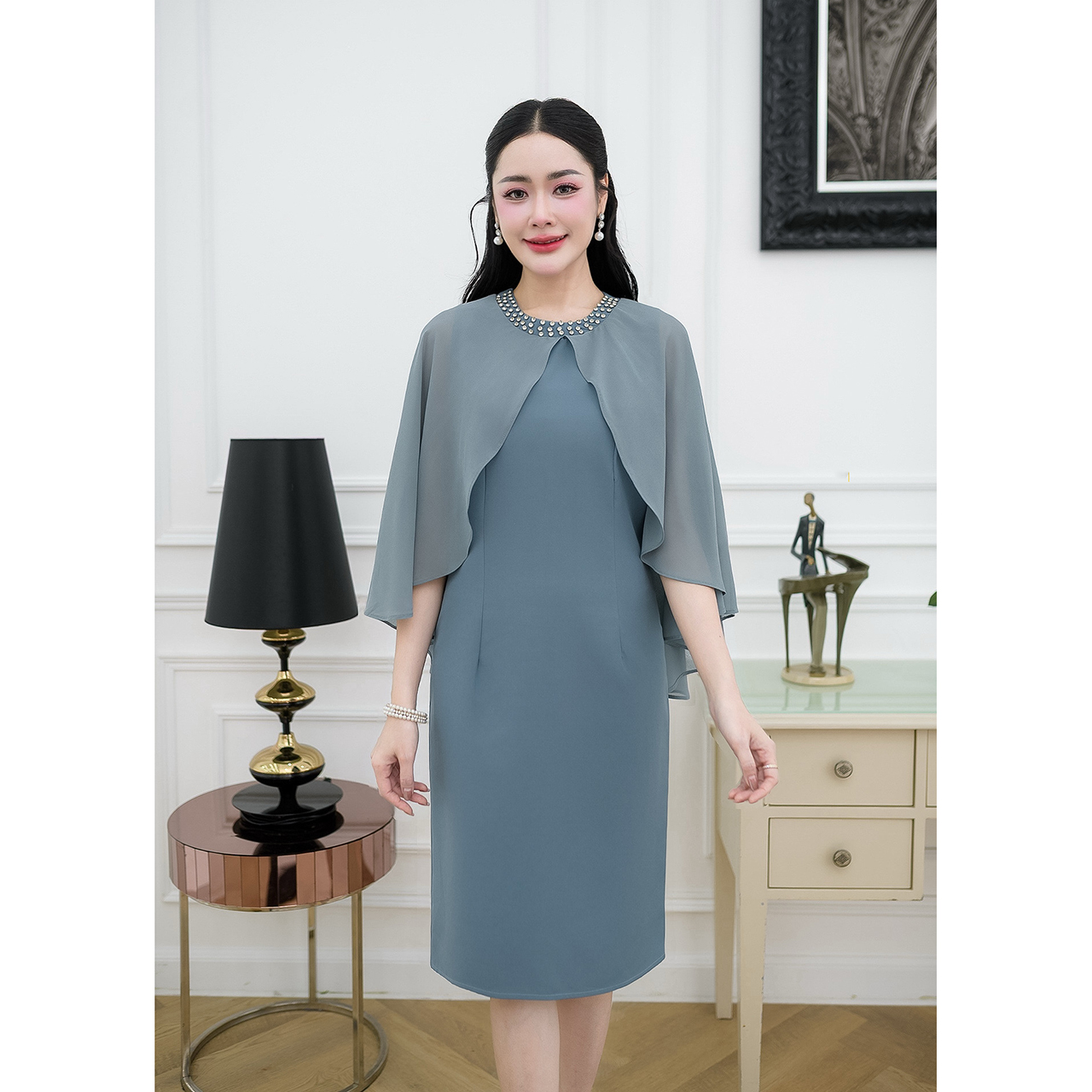 kudapy เดรสสไตล์คลุมไหล่ รอบคอแต่งเพชร ตัวเดรสเป็นงานผ้าทอผสมจะใส่สบายนุ่มผิว