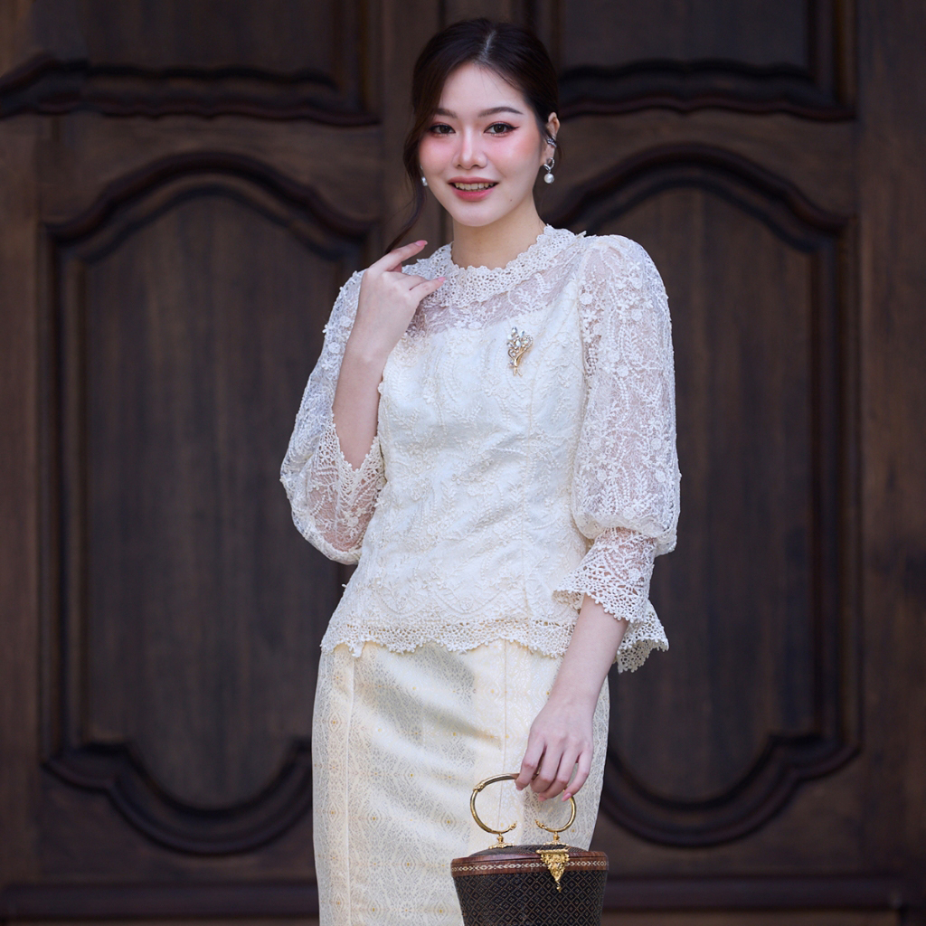 kudapy ชุดเซตผ้าไทย ชุดไทย เสื้อลูกไม้ใยบวบฝรั่งเศษ (สีขาวนวล) ผ้าถุง ผ้าไหมแพรวา ทอลายกาฬสินธุ์